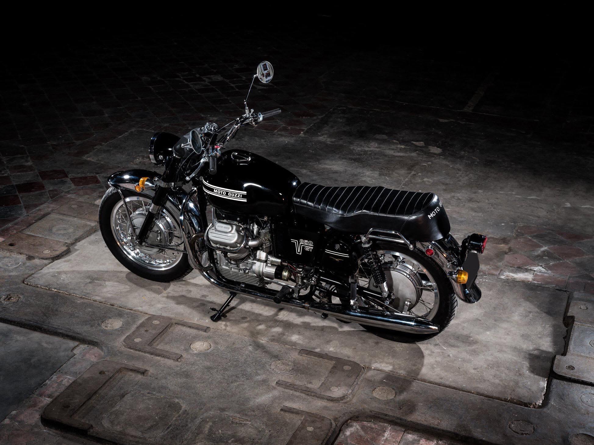Moto Guzzi V850 GT, side view